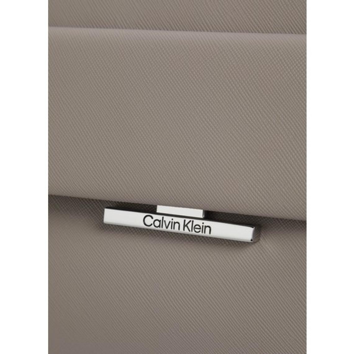 Calvin Klein Çapraz Çanta