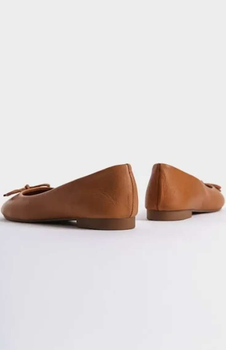 Capone Outfitters  Deri Fiyonklu Yuvarlak Burunlu Kadın Babet