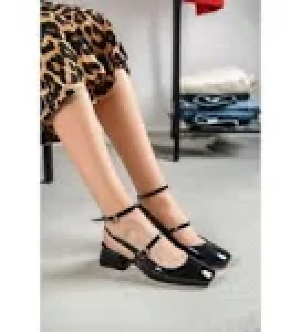 Nişantaşı Shoes Harmony Siyah Rugan Küt Burun Kemer Detay Kısa Topuklu Kadın Babet