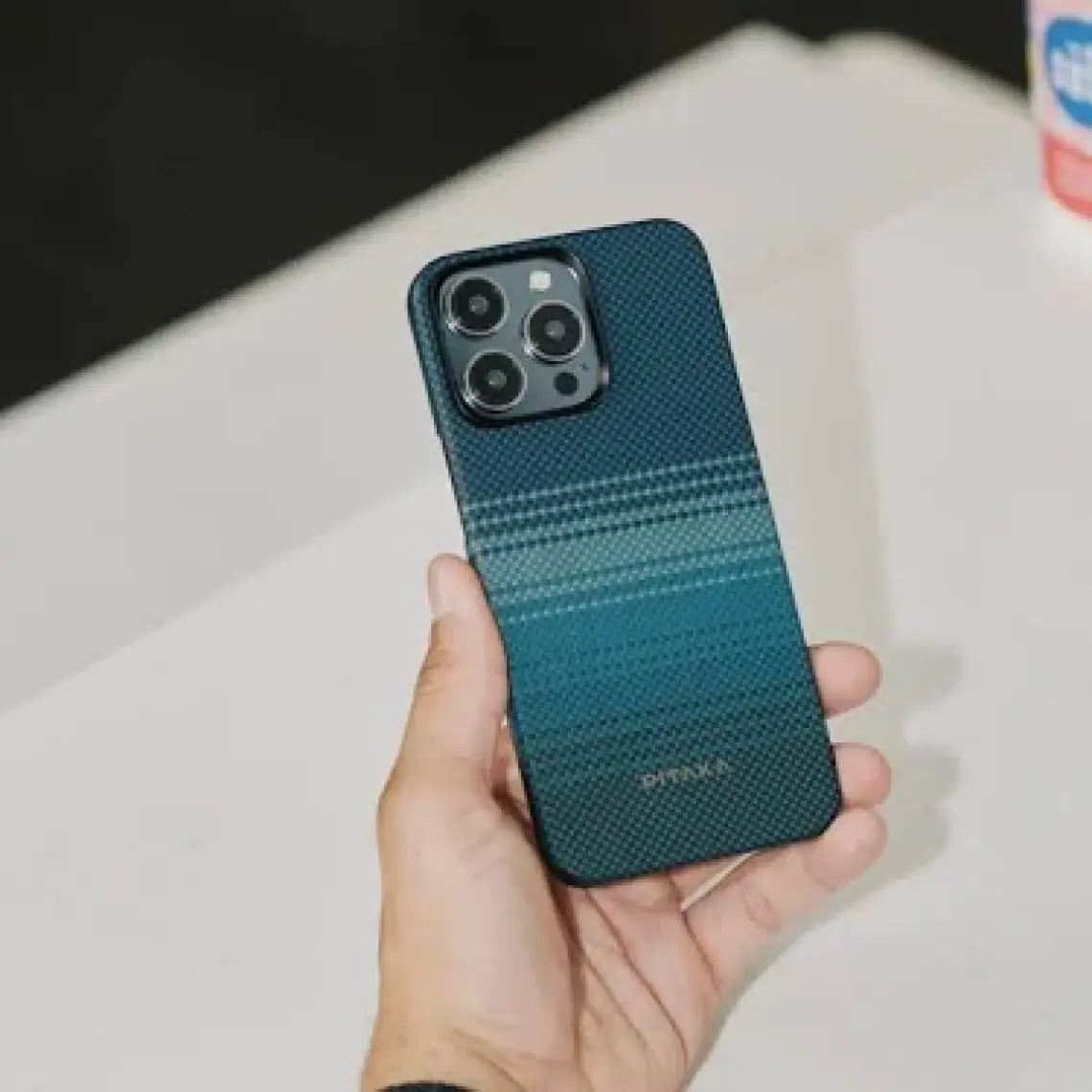 iPhone 16 Pro Telefon Kılıfı Magsafe Uyumlu Aramid Fiber Pitaka Sunset-Moonrise Serisi Kahve