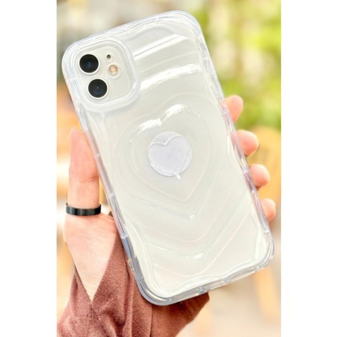 iPhone 11  Kalp Desenli Kabartmalı Zarif 3D Şeffaf Kamera Korumalı Silikon Kılıf