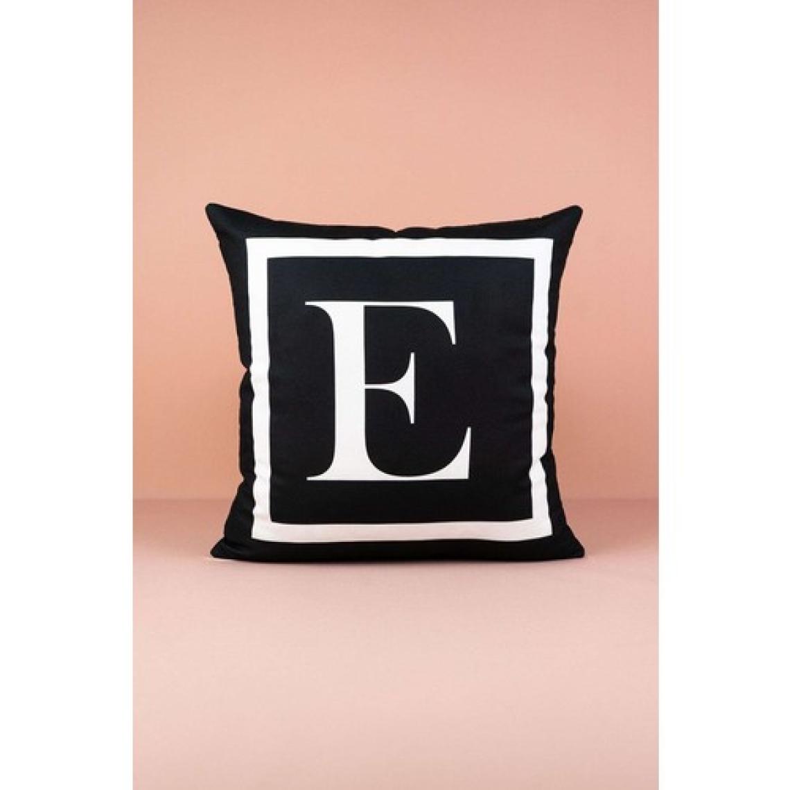 Cango Home E Harfi Desenli Dekoratif Kırlent Kılıfı 43x43 cm – Salon ve Yatak Odası Dekoru İçin Şık Tasarım