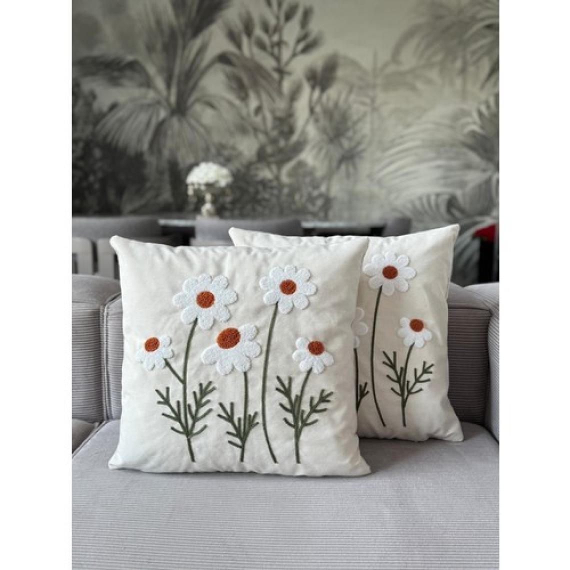 Papatya Punch Işlemeli Kırlent Kılıfı 1 Adet 43 x 43 cm (PNC-109)