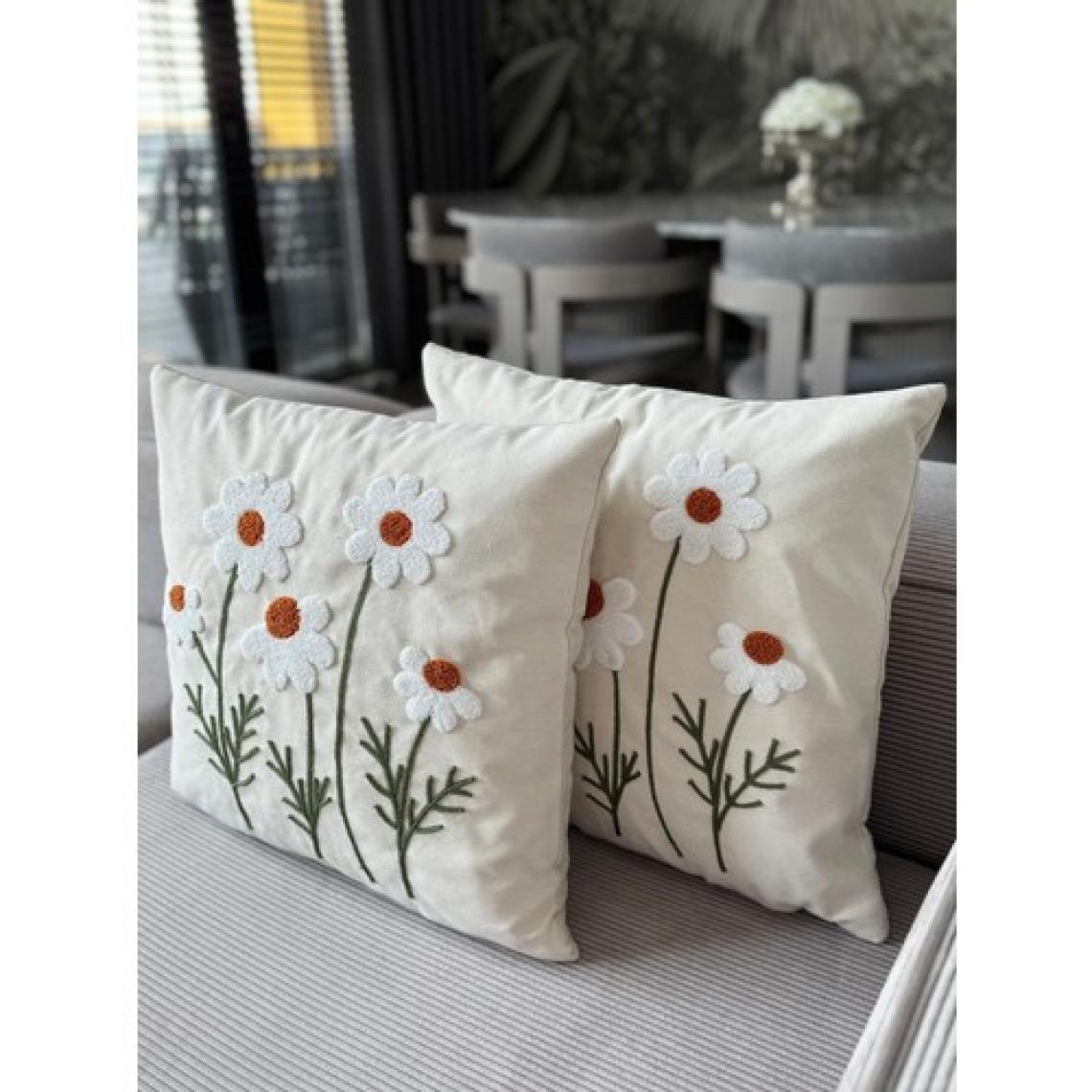 Papatya Punch Işlemeli Kırlent Kılıfı 1 Adet 43 x 43 cm (PNC-109)