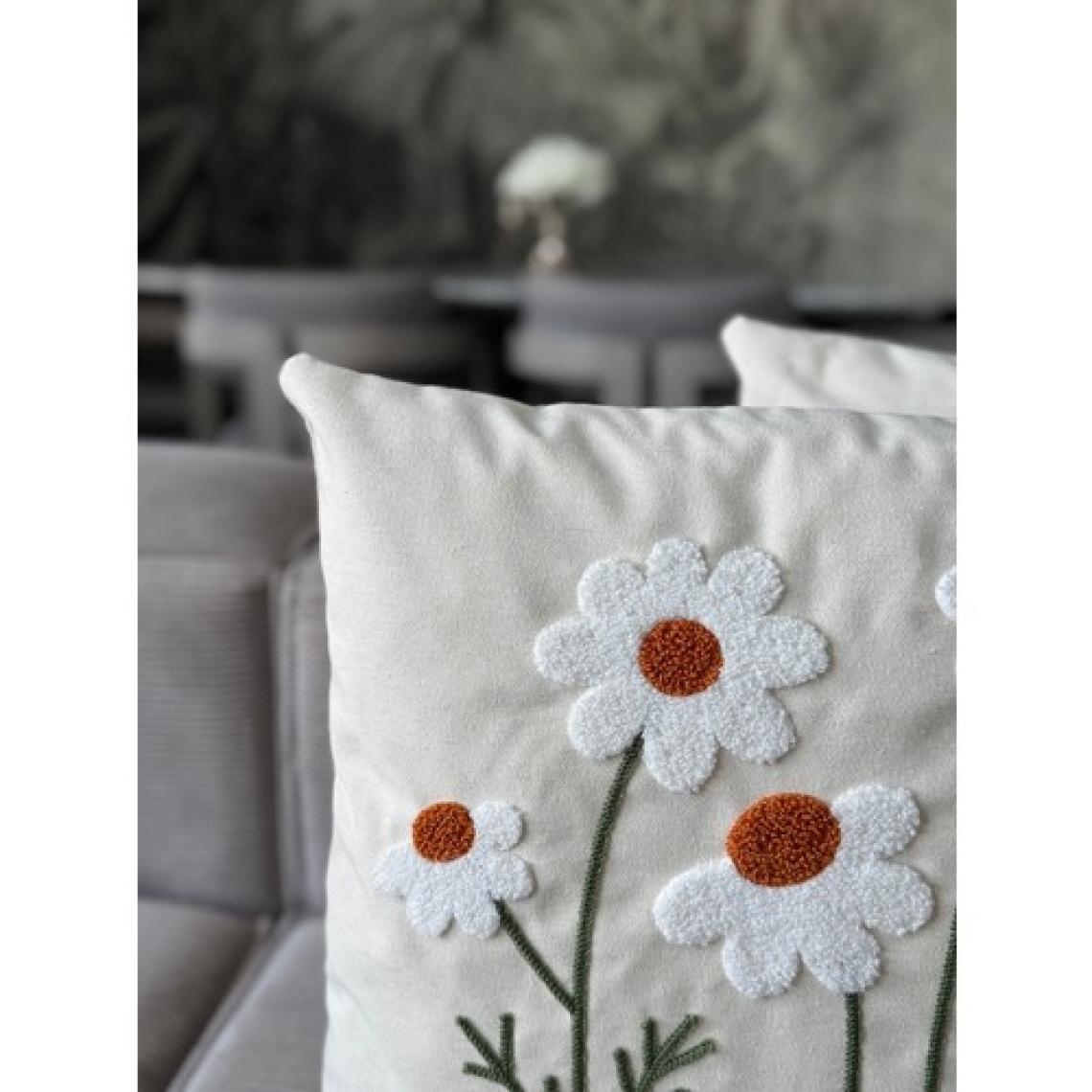 Papatya Punch Işlemeli Kırlent Kılıfı 1 Adet 43 x 43 cm (PNC-109)
