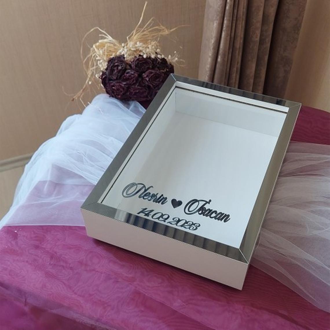 Verda Çerçeve 25X35 cm  Isimli Beyaz-Füme Yarı Pleksi Kaplamalı Derin Anı Çerçevesi! Gül Kutusu! Ledsiz