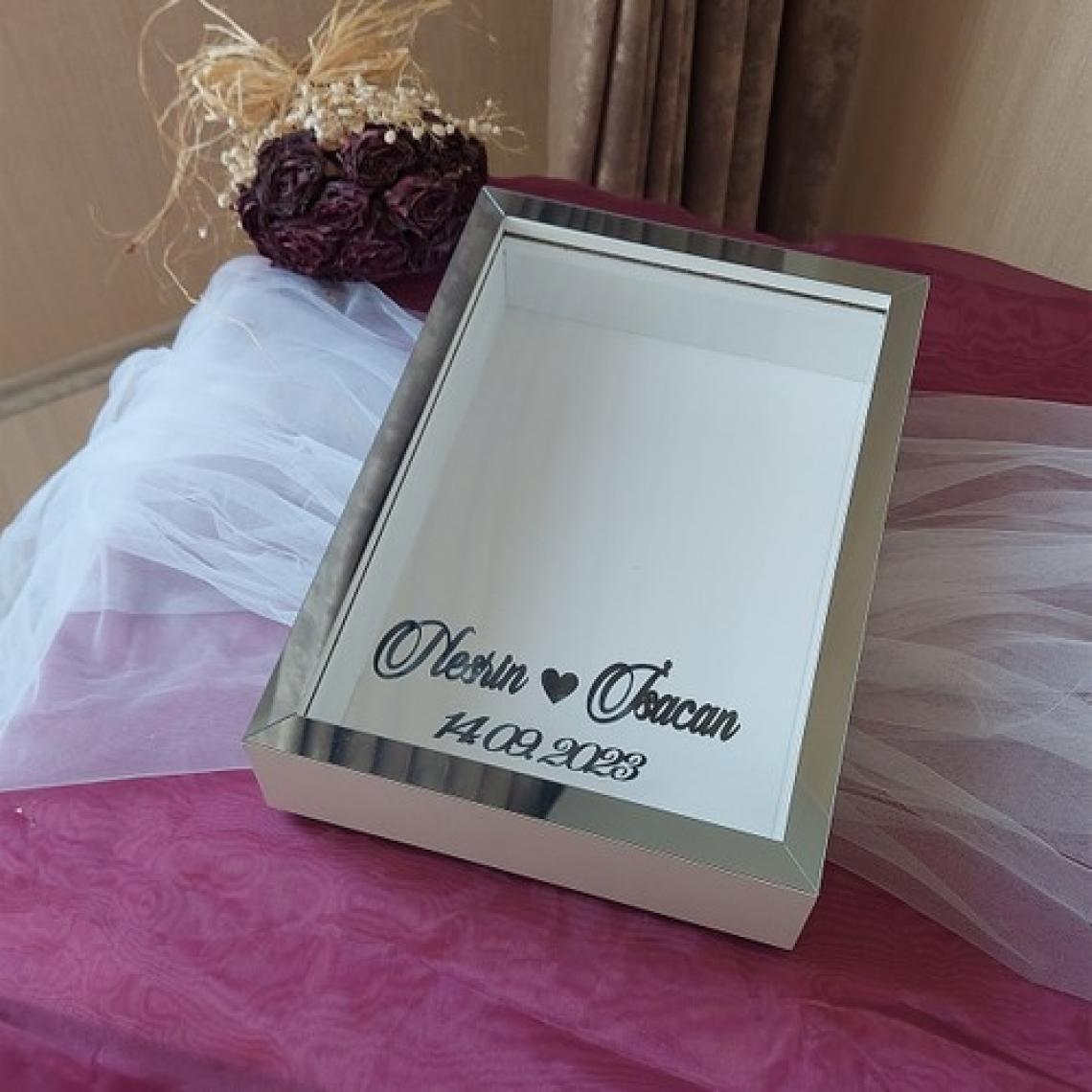 Verda Çerçeve 25X35 cm  Isimli Beyaz-Füme Yarı Pleksi Kaplamalı Derin Anı Çerçevesi! Gül Kutusu! Ledsiz