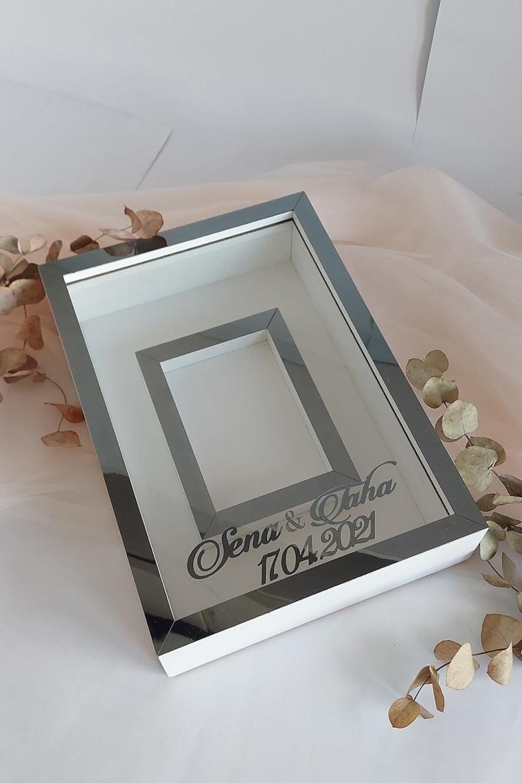 Verda Çerçeve 25 x 35  cm  Yarı Kaplama Isimli Beyaz-Füme Anı Çerçevesi! Yeni Moda Çiçek Anı Çerçevesi!