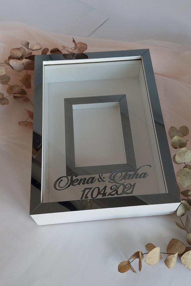 Verda Çerçeve 25 x 35  cm  Yarı Kaplama Isimli Beyaz-Füme Anı Çerçevesi! Yeni Moda Çiçek Anı Çerçevesi!