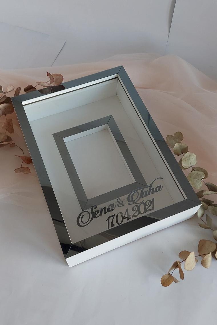 Verda Çerçeve 25 x 35  cm  Yarı Kaplama Isimli Beyaz-Füme Anı Çerçevesi! Yeni Moda Çiçek Anı Çerçevesi!