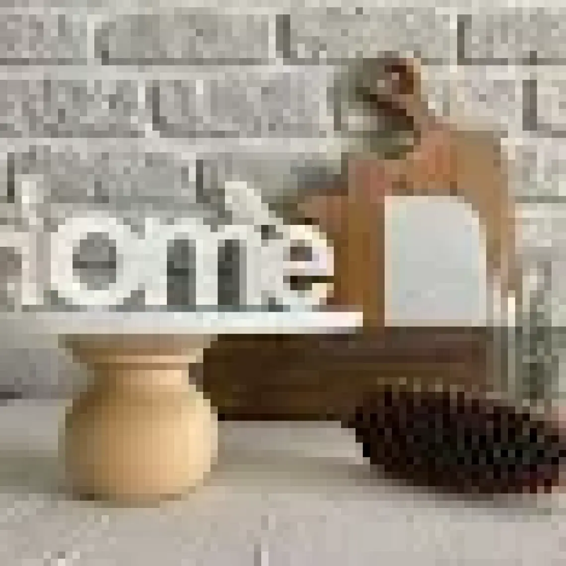 Akayev   Mermer 25 cm Ahşap Ayaklı Beyaz Yuvarlak Sunum Tabağı