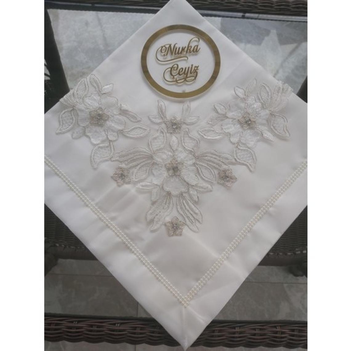 Nurka Çeyiz Çeyizlik Hediyelik Gelin Veya Damat Için Güpür ve Incili Dantel Aplikeli Beyaz Nişan Söz Bohçası