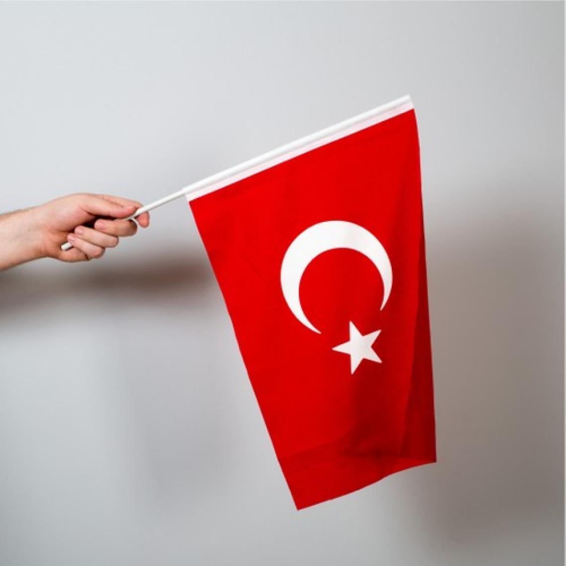 Özgüvenal Türk Bayrağı Alpaka Kumaş Sopalı 50 x 75 cm
