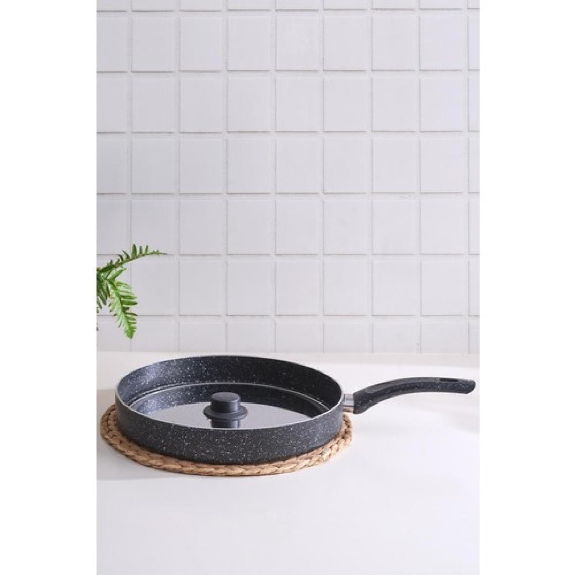 MaisonArt Kapaklı Granit Bazlama Balık Börek Tavası 30 cm