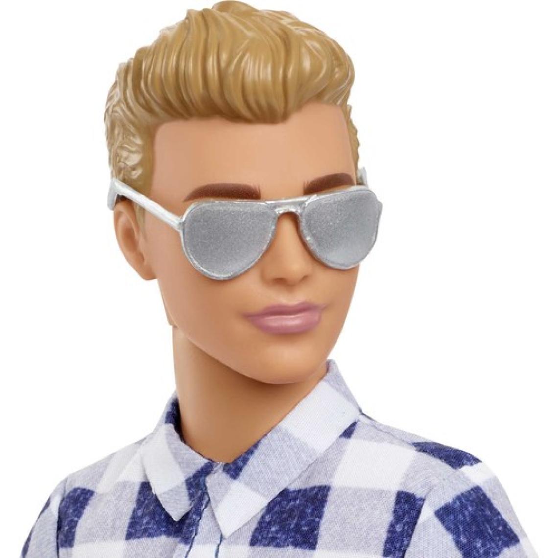 Barbie Ken İle Kamp Aksesuarları, Ekose Gömlek, Kot Pantolon Ve Beyaz Spor Ayakkabılar Giyer, 3 Yaş Ve Üzeri Hhr66