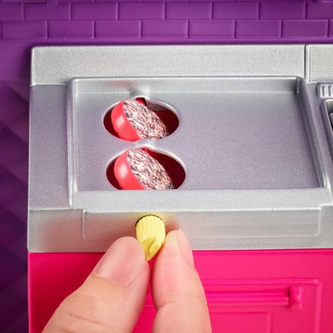 Barbie'nin Yemek Arabası, Çok Sayıda Oyun Alanı ve 30'dan Fazla Gerçekçi Oyuncak Figür GMW07