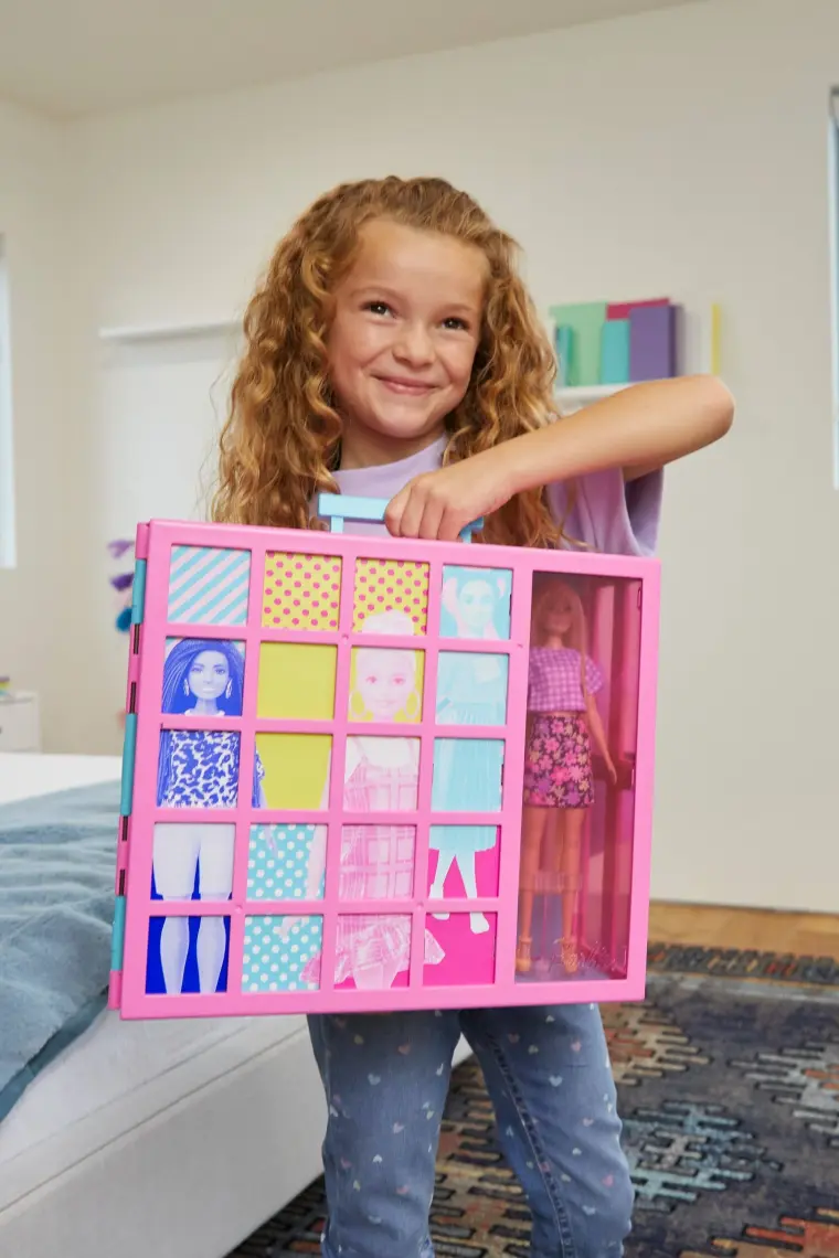 Barbie'nin Rüya Gardırobu Barbie Bebek ve 25'ten Fazla Aksesuar İle GBK10