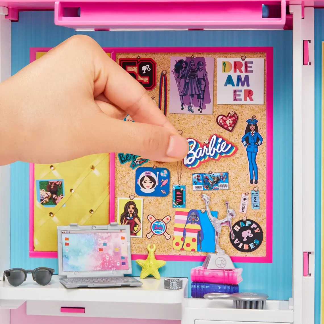 Barbie'nin Rüya Gardırobu Barbie Bebek ve 25'ten Fazla Aksesuar İle GBK10