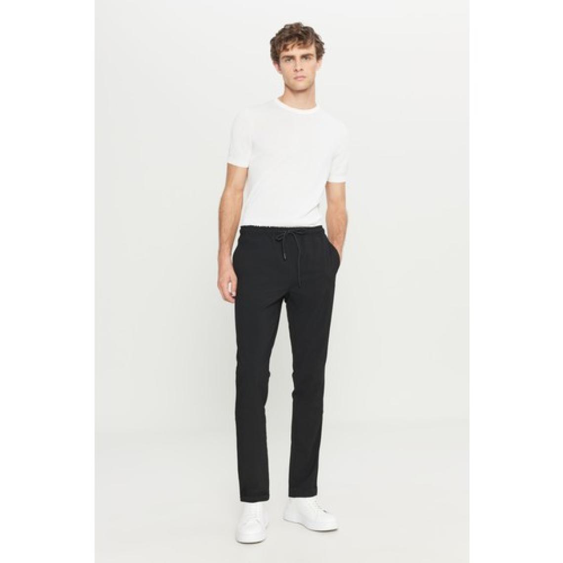 Altınyıldız Classics Erkek Siyah Slim Fit Rahat Kesim Beli Bağlamalı Yan Cepli Jogger Pantolon