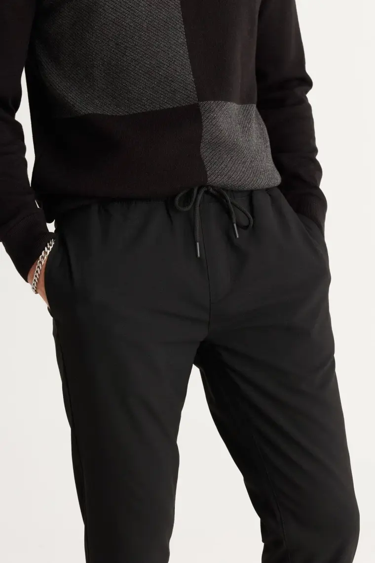 Altınyıldız Classics Erkek Siyah Slim Fit Rahat Kesim Beli Bağlamalı Yan Cepli Jogger Pantolon
