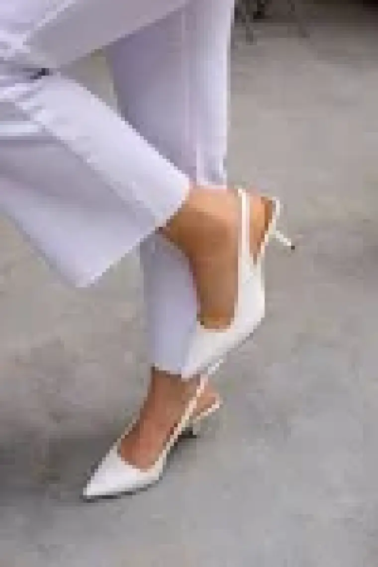 Laminta Jate Beyaz Sivri Burun Arka Bant Detaylı Kadın Topuklu Ayakkabı