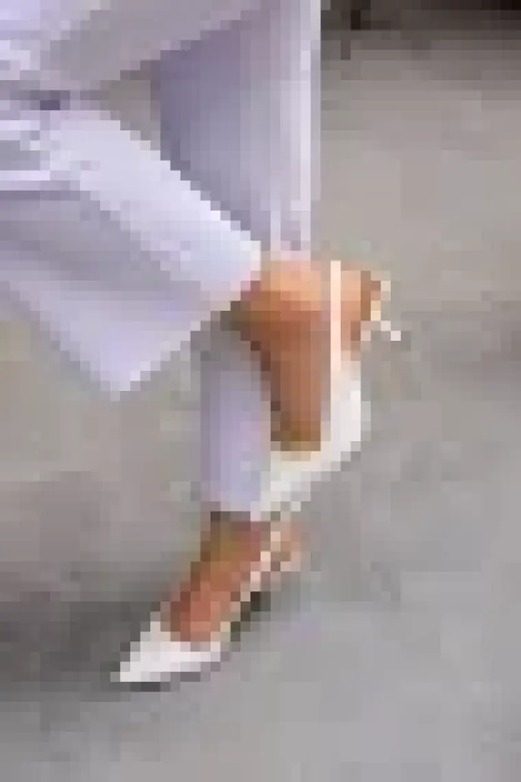 Laminta Jate Beyaz Sivri Burun Arka Bant Detaylı Kadın Topuklu Ayakkabı