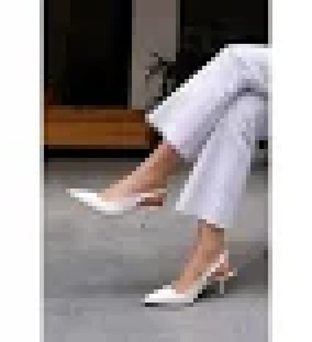 Laminta Jate Beyaz Sivri Burun Arka Bant Detaylı Kadın Topuklu Ayakkabı