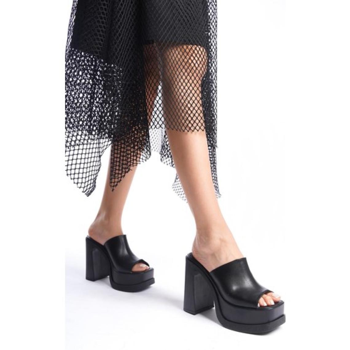 Preshley Kadın Marci Siyah Geniş Bantlı (12 cm ) Platform Topuklu Terlik