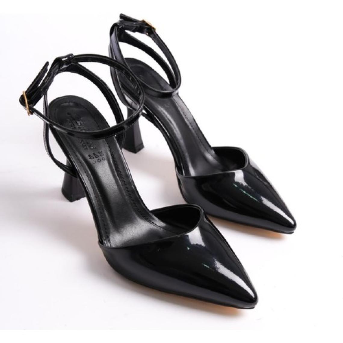 Bak Store Siyah Rugan 7 cm Topuklu Ayakkabı Sivri Burun Tokalı
