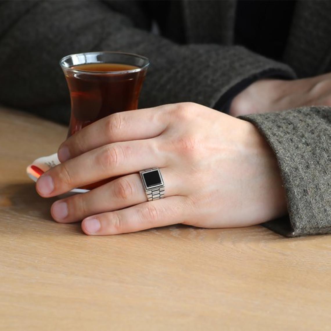 Tesbihname Simetrik Desenli Siyah Oniks Taşlı 925 Ayar Gümüş Erkek Yüzük