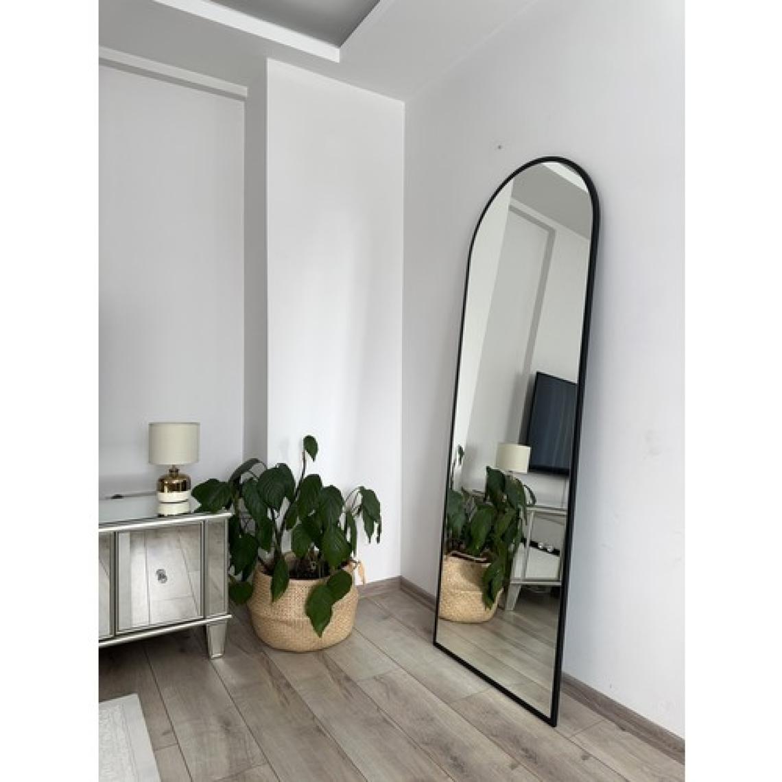 Effe Yapı Dekor Siyah Metal Çerçeveli Duvara Monte 180X70 cm Boy Aynası