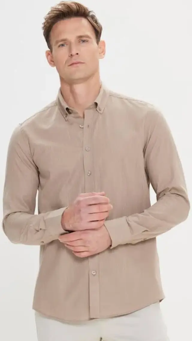 Altınyıldız Classics Erkek Vizon Slim Fit Dar Kesim Düğmeli Yaka Keten Görünümlü %100 Pamuk Flamlı Gömlek