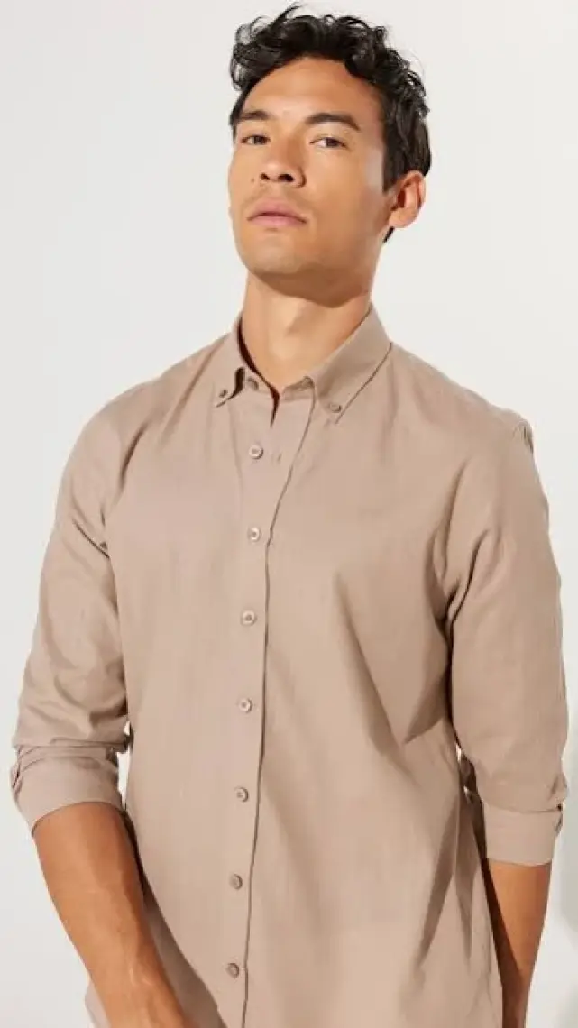 Altınyıldız Classics Erkek Vizon Slim Fit Dar Kesim Düğmeli Yaka Keten Görünümlü %100 Pamuk Flamlı Gömlek