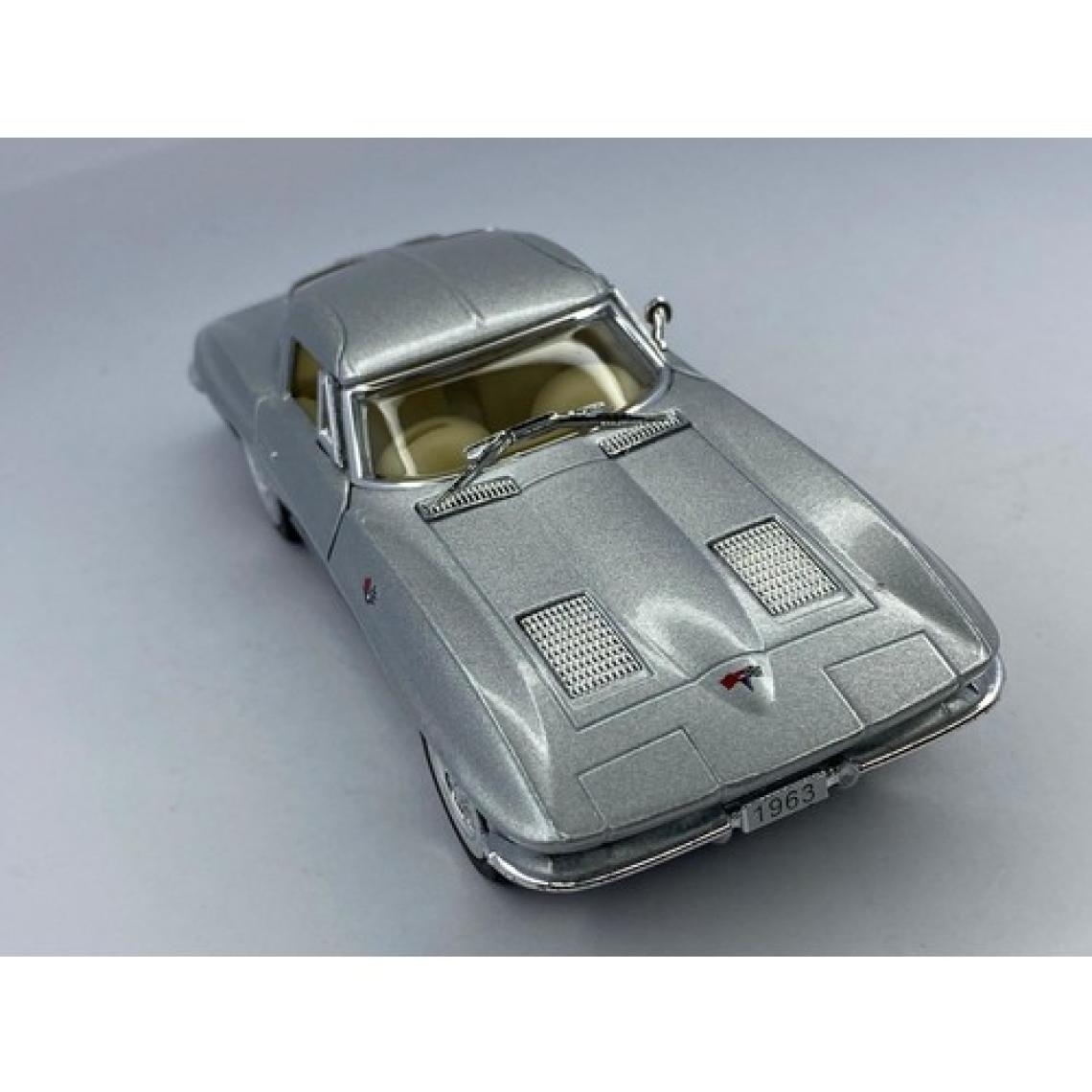 Kinsmart 1963 Corvette Sting Ray - Çek Bırak 5inch. Lisanslı Model Araba, Oyuncak Araba 1:36