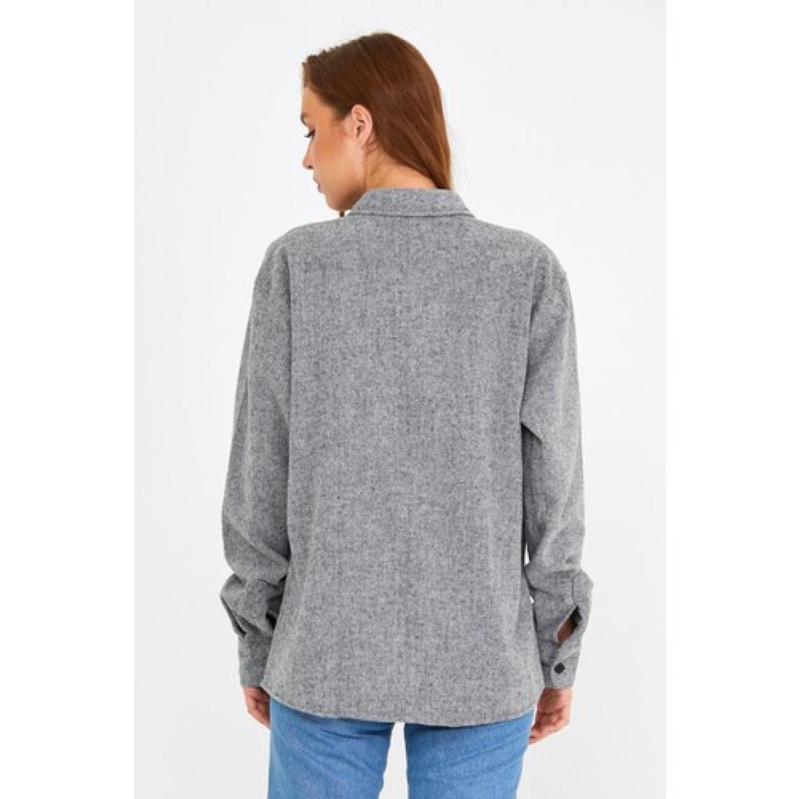 Tarz Cool Gri Kadın Slim Fit Düğmeli Yaka Çift Cepli Oduncu Düz Gömlek