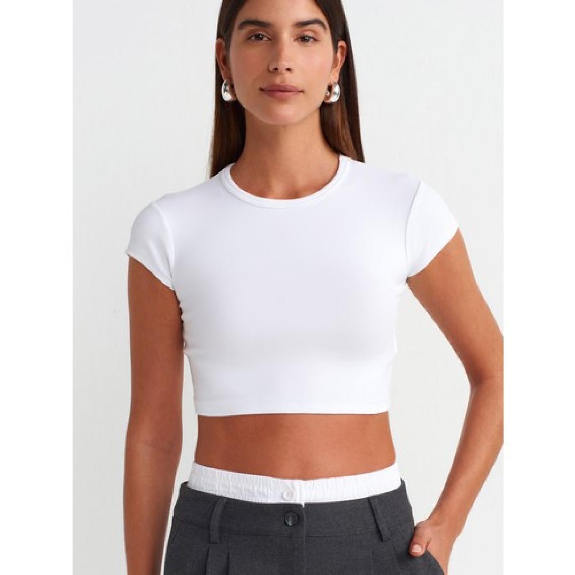 Dilvin 30936 Vücuda Oturan Crop Top-Beyaz