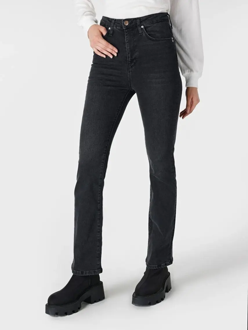 Flare Fit Yüksel Bel Ispanyol Paça Kadın Siyah Jean Pantolon