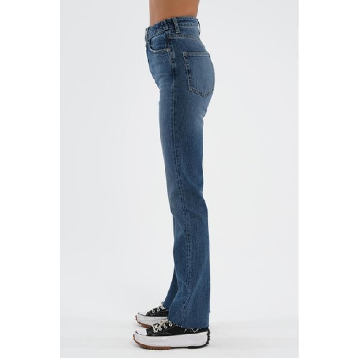 Cross Jeans Orta Mavi Slim Straight Paçası Yırtmaçlı Çapraz Kemerli Jean Pantolon C 4556-007