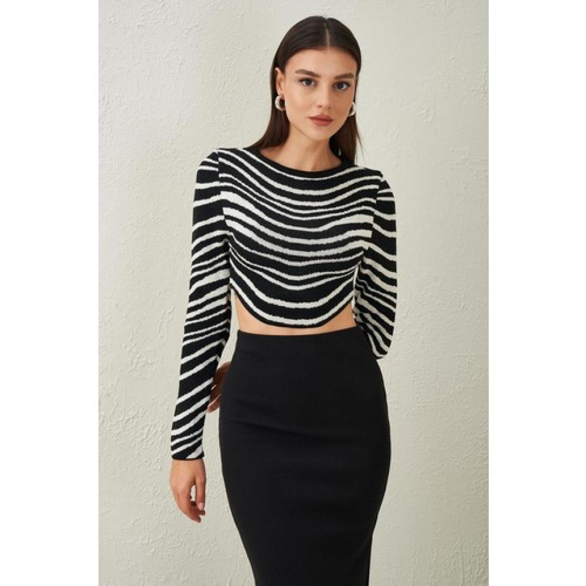 Kadın Siyah-Beyaz Bisiklet Yaka Zebra Desen Crop Kazak