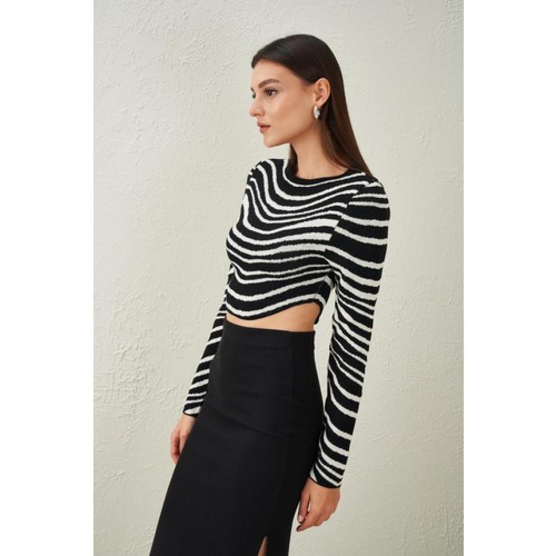 Kadın Siyah-Beyaz Bisiklet Yaka Zebra Desen Crop Kazak