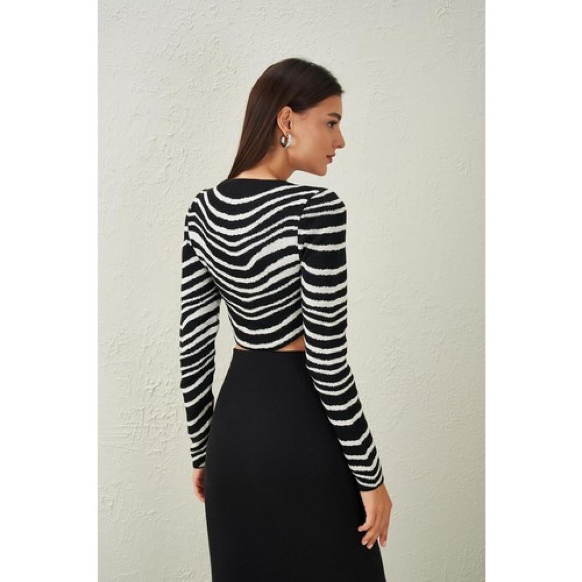 Kadın Siyah-Beyaz Bisiklet Yaka Zebra Desen Crop Kazak