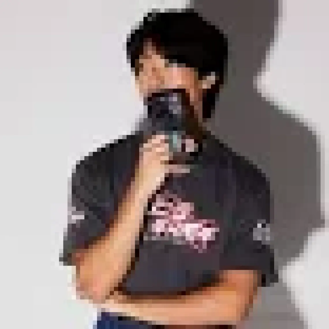 Skinarma Kira Kobai Holografik Tasarımlı Standlı Deri Görünümlü Kartlık Kimlik&ehliyet&kredi Kartı