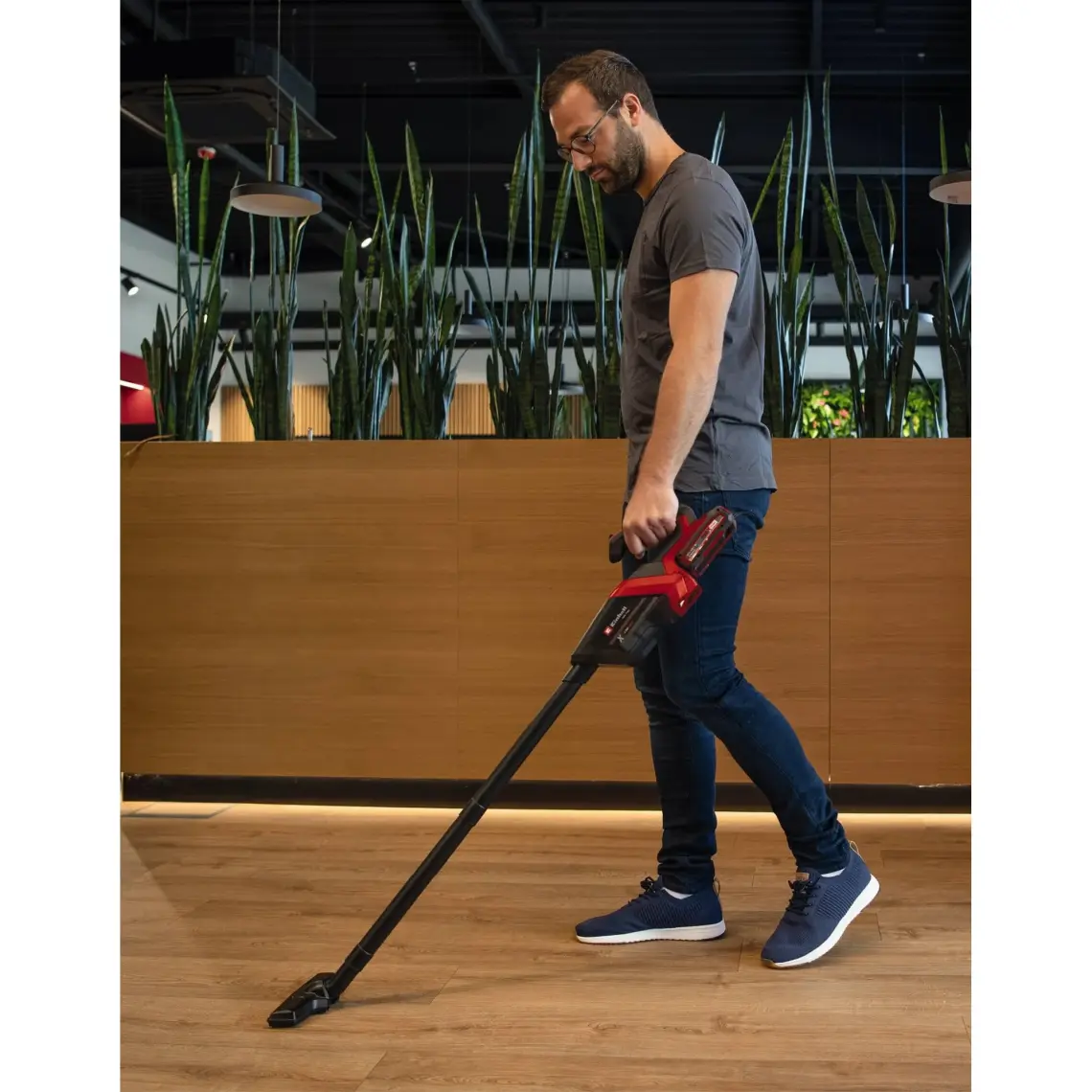 Einhell Akülü El Süpürgesi TE-HV 18/06 Li-Solo Power X-Change (18V, 72 mbar emiş gücü, dar alan başlığı, döşeme başlığı, zemin başlığı, 0,6 L toz haznesi dahil, akü dahil değildir) - 2347190