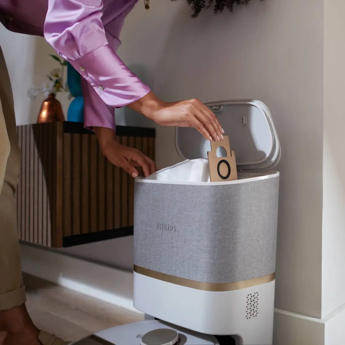 Philips XU7100/02 7000 Serisi Islak ve Kuru Otomatik Boşaltma İstasyonlu Beyaz Robot Süpürge Beyaz