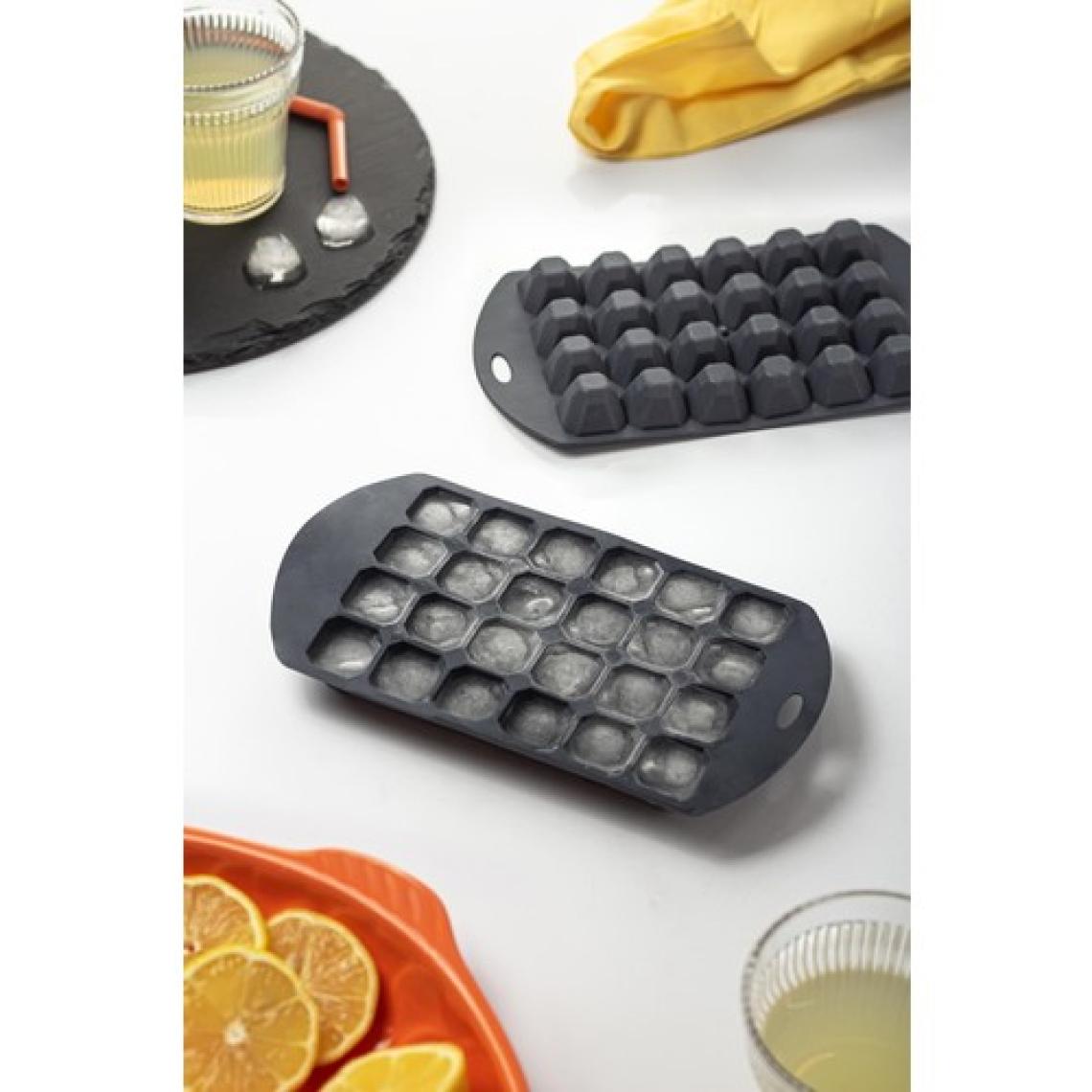 EW's Kitchenware Büyük Antrasit Piramit Buz Kalıbı (13*24*2 Cm)
