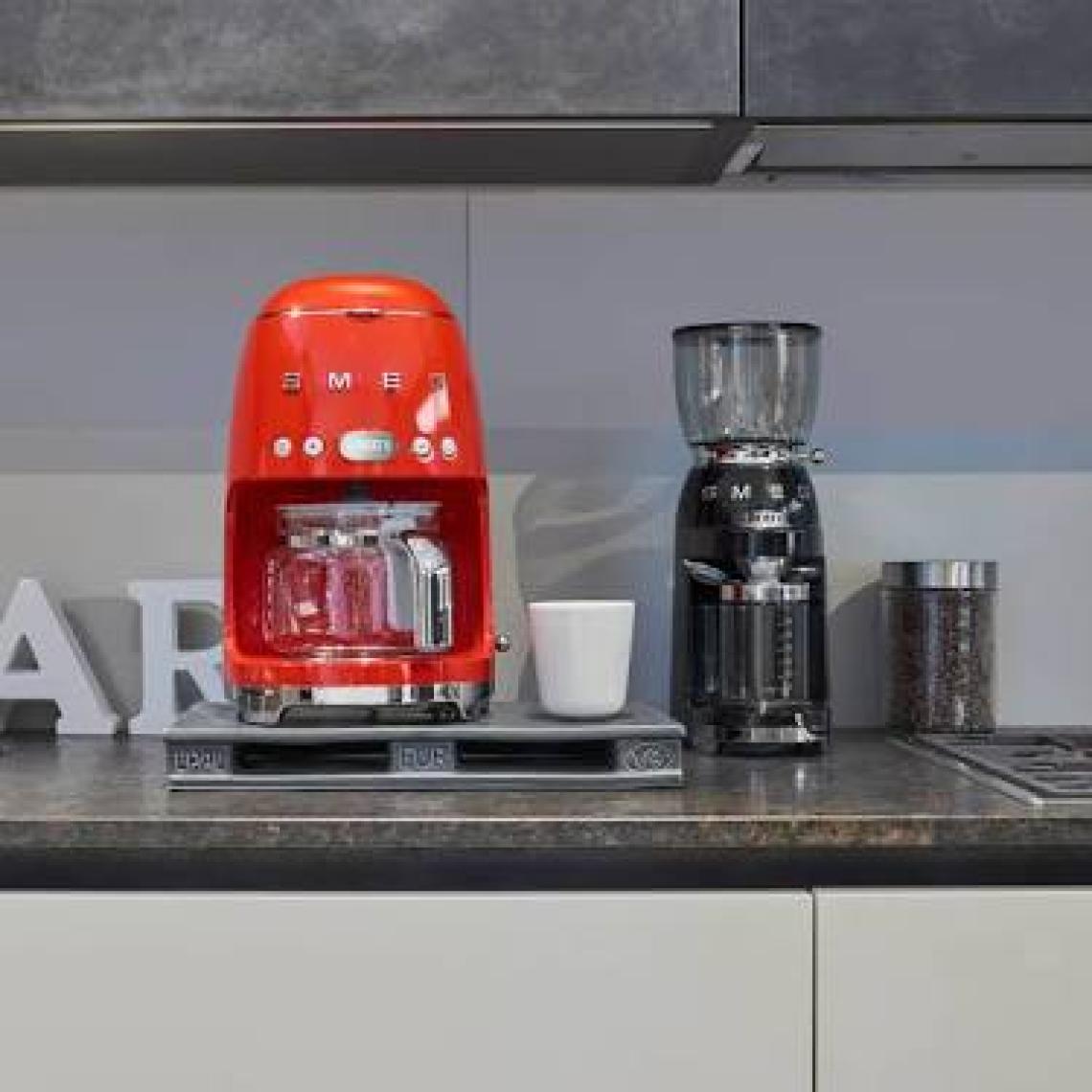 SMEG DCF02SSEU PASLANMAZ ÇELİK FİLTRE KAHVE MAKİNESİ
