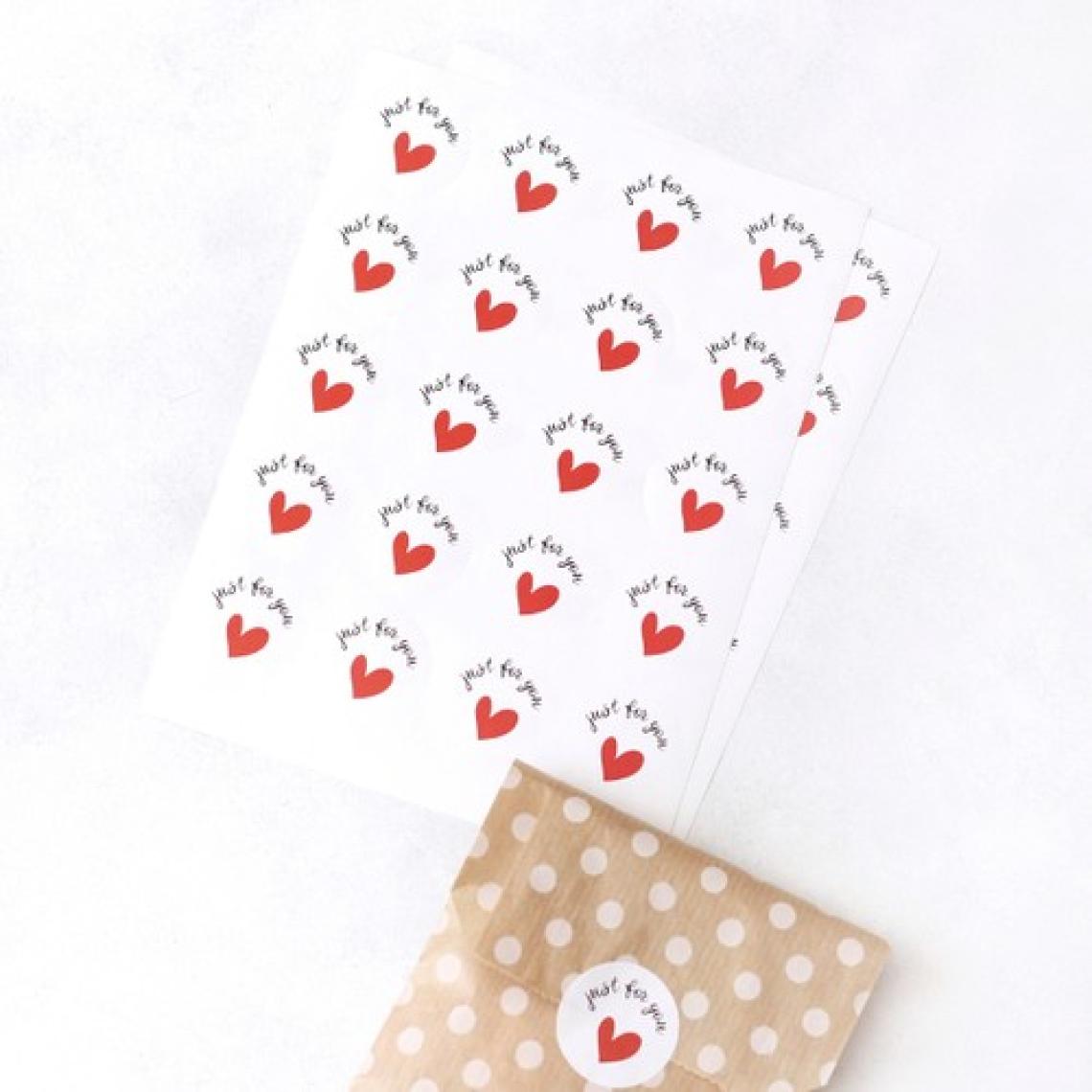 20 Adet  Puantiye ve Zikzak Desenli Kese Kağıdı (18X30 cm ) ve Just For You Stickerdan Oluşan Set