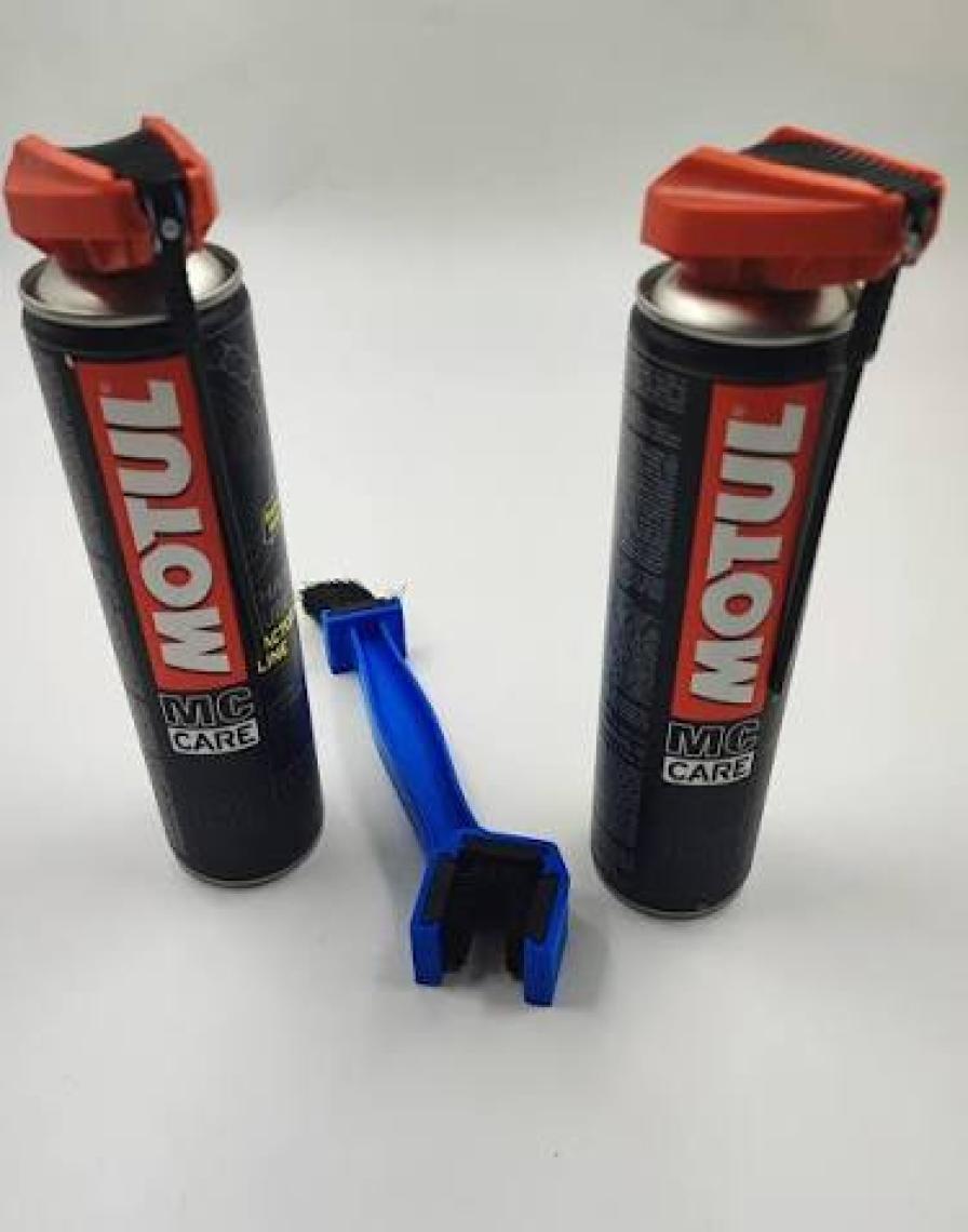 Motul Motosiklet Zincir Bakım Seti - C1 Temizleme Spreyi, C4 Yağlayıcı ve Fırça ile Tüm Zincir Tiplerine Uygun, Metal ve Plastik Parçalar için Yaz-Kış Kullanımı