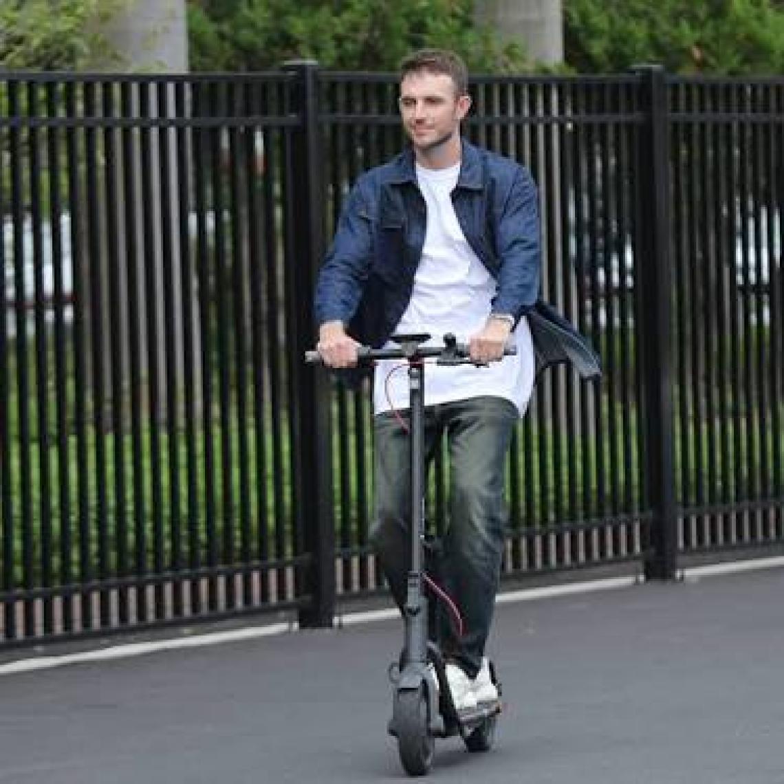 Navee V50i Pro Elektrikli Scooter 50 Km Menzil 25 Km Hız - 700W Güç - Katlanır Scooter - Ipx5 - Doubleflip