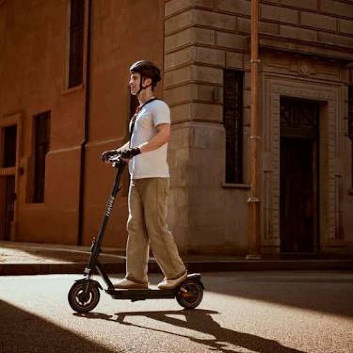 Navee Gt3 Max Elektrikli Scooter 75 Km - 1000W Güç - %22 Eğim Perf. Dörtlü Süspansiyon 25 Km Hız Oto Far